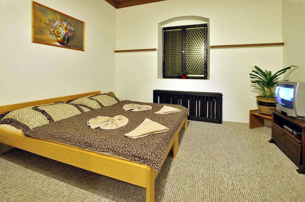 Hotel Kovarna ديشين الغرفة الصورة