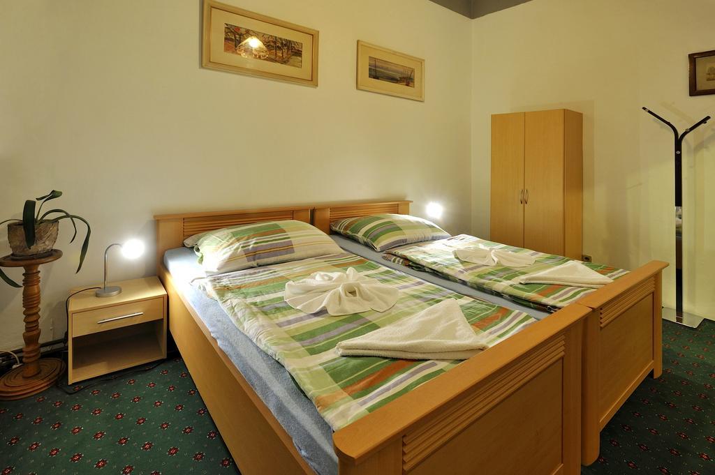 Hotel Kovarna ديشين الغرفة الصورة