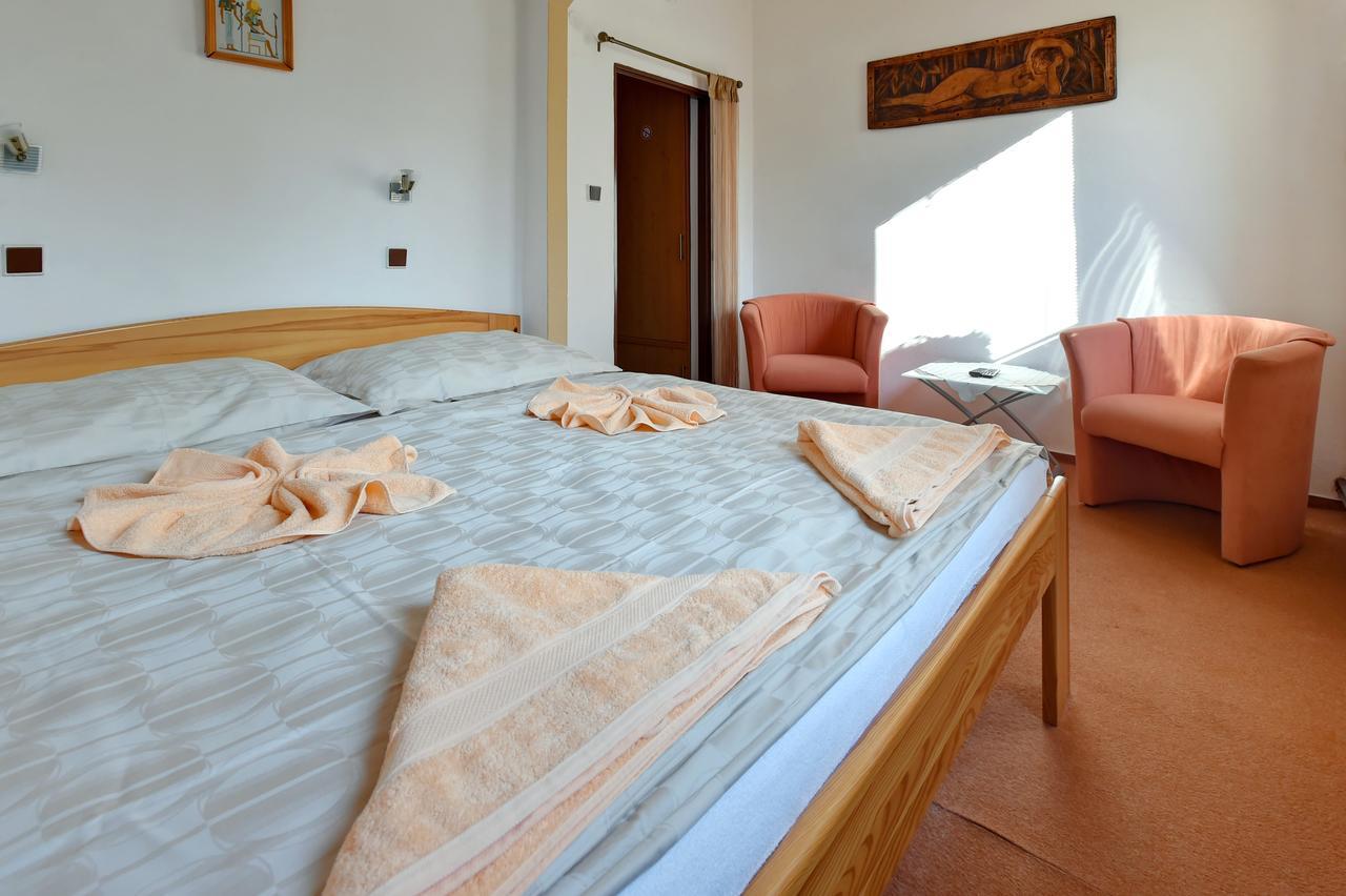 Hotel Kovarna ديشين المظهر الخارجي الصورة